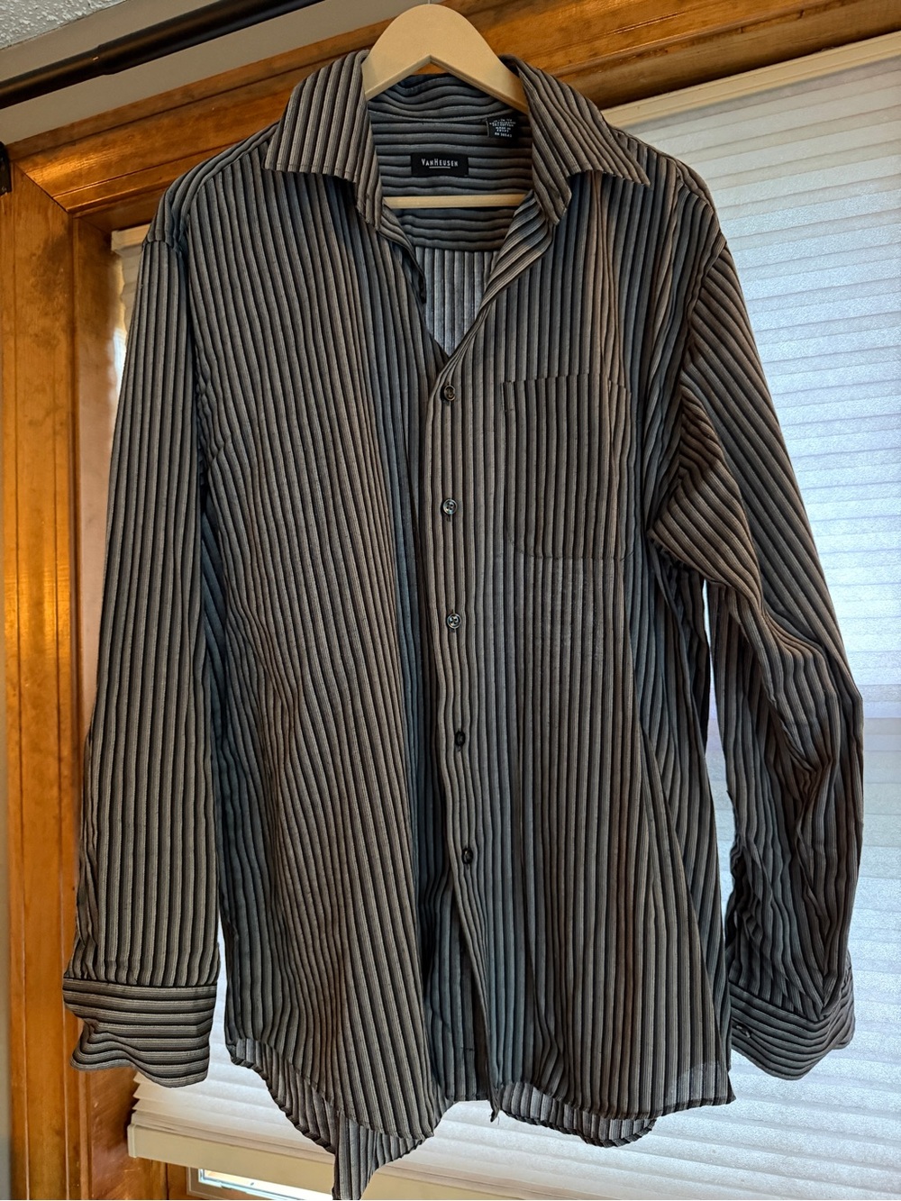Van Heusen Men's Gray Vertical-Stripe Button-Down Shirt large 0114